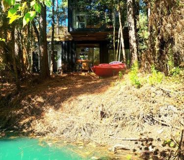 Waller House | Outstanding Forest Container with Water Views and BBQ in Texas