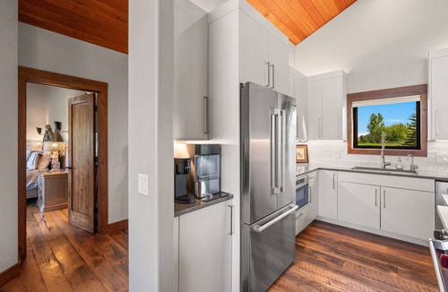 Bozeman House | Painted Peaks - Gorgeous home with beautiful mountain views and a hot tub.