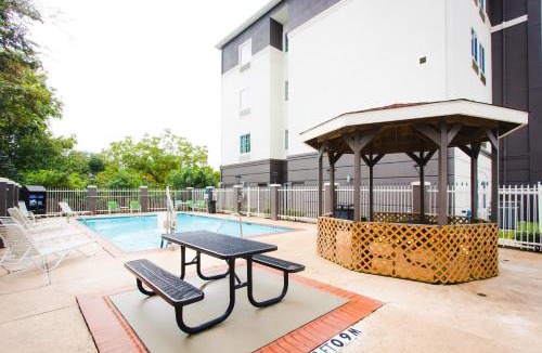 Barker Hotel | Palacio Royale Inn Signature Katy