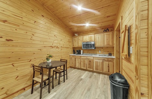 Jones Mills Cabin | Pam's Treehouse Cabin #1-A favorite treehouse right on a creek!