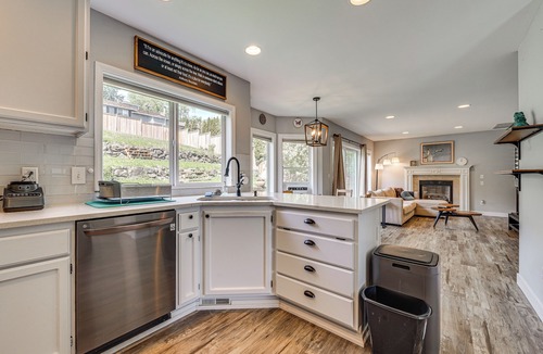 Highland Park House | Panoramic Views! Hilltop Haven 6 Mi to Lumen Field