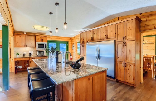 Estes Park House | Park Entrance Lodge RMNP Views! Gas FirePit, HTub, Billiards, Indoor BBCourt
