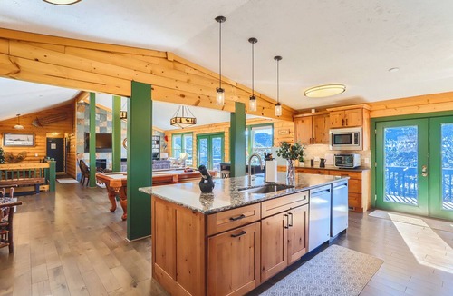 Estes Park House | Park Entrance Lodge RMNP Views! Gas FirePit, HTub, Billiards, Indoor BBCourt