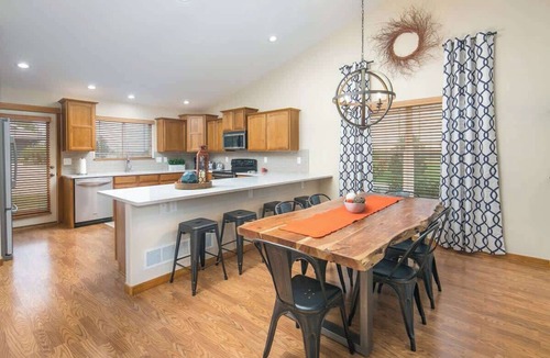 Windsor House | Parkview Retreat · Cozy Quiet Family Retreat - 4 Bed & 3 Full Bath