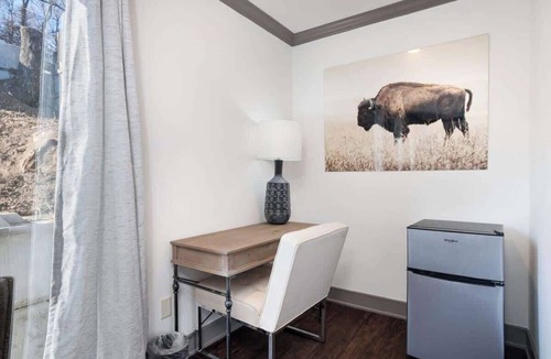 Parkville Apartment | Parkville Main St Charmer 1BR King+Shops+Eats