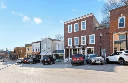 Parkville Apartment | Parkville Main St Charmer 1BR King+Shops+Eats