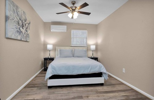Conroe House | Parkway Apartment 3BR · 3-Br Guesthouse on 6 Peaceful Acres