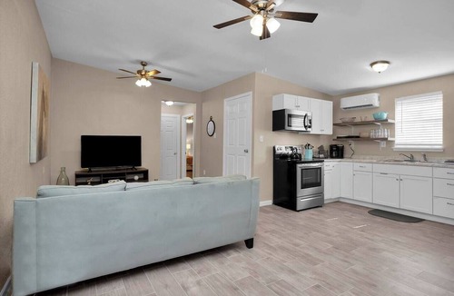 Conroe House | Parkway Apartment 3BR · 3-Br Guesthouse on 6 Peaceful Acres