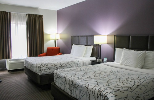 Manhattan Hotel | Parkwood Inn & Suites