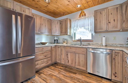 Pateros House | Pateros Home w/Deck, 7 Mi to Alta Lake Park!