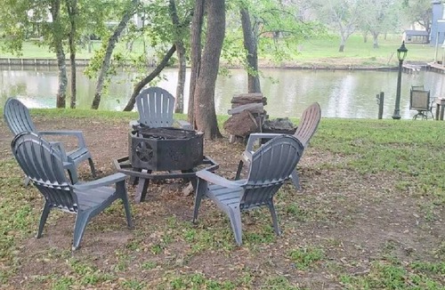 Cedar Lane House | Peace, luxury and fishing under 100 year old oaks