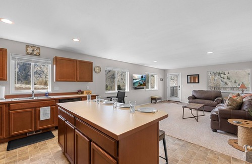 Orondo House | Peaceful 2BR Retreat w/ Mt & River Views-Free Wi-Fi