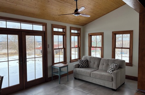 Potter Cottage | Peaceful 3-bedroom + Loft cottage with AC; only 1 hour to GEHA stadium; sleeps 7