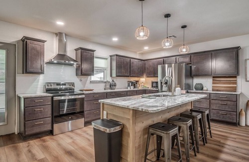 Ada House | Peaceful Acre - Cozy house with beautiful backyard