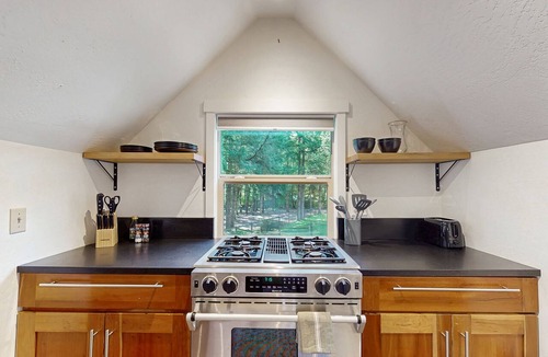 Rollingbay Apartment | Peaceful Bainbridge Island Studio on Horse Farm with Trail Access