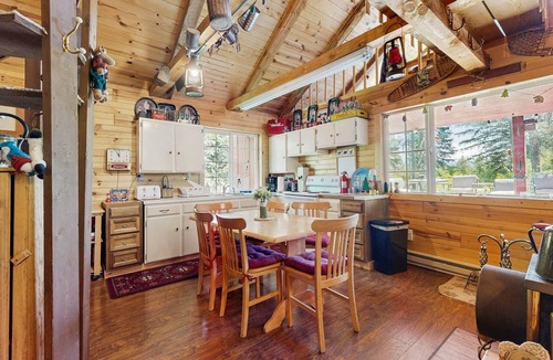 Cascade Cabin | Peaceful Cabin Near Cascade Lake & Stream