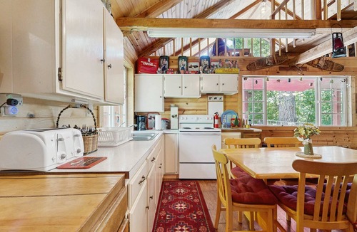 Cascade Cabin | Peaceful Cabin Near Cascade Lake & Stream