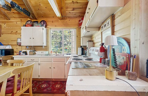 Cascade Cabin | Peaceful Cabin Near Cascade Lake & Stream