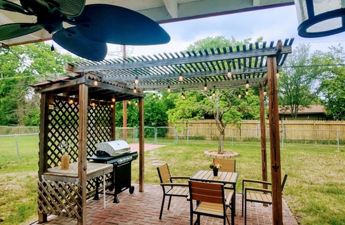 North San Antonio - SAT House | Peaceful & central located home with fully equipped kitchen & backyard BBQ oasis