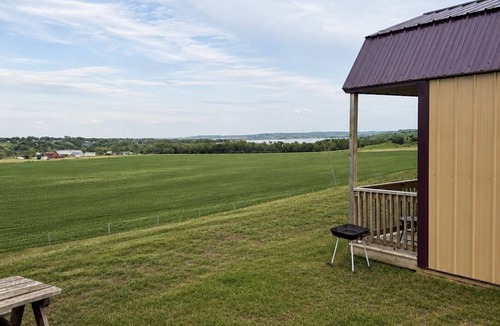 Lake Andes Cottage | Peaceful Cottage 5 Escape - River Views, Loft & Open Skies