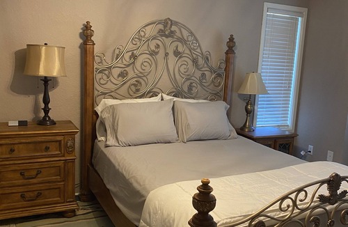 Post House | Peaceful country farmhouse. Located 5 minutes from Historic downtown Post!