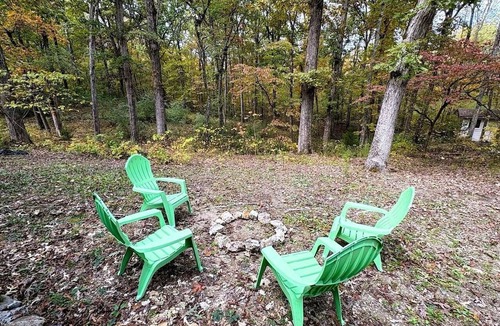 Mount Ida Cabin | Peaceful Hideaway Cabin with Sunroom and Fire Pit near Lake Ouachita, Arkansas