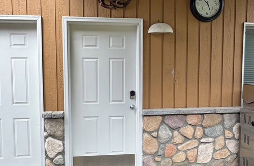 Sunland Estates Apartment | Peaceful lower studio with AC in charming Quincy sunland estates near river.