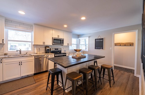 Baseline Sub House | Peaceful Paradise w/Flatiron view, gas fireplace, 30 D min, perfect for RELO