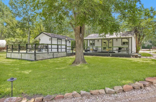 Montgomery Cottage | Peaceful Romantic Cottage with Fire Pit and Pond Near Lake Conroe