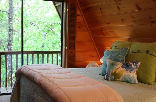 Smithville Cabin | Peckerwood Knob Sunrise Cabin; Seclusion in the Mountains of SE Oklahoma