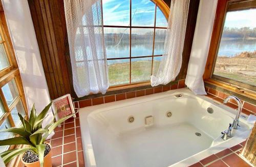 St. Joseph House | Penthouse w Boho Loft and Jacuzzi and Balcony 3 bdrm