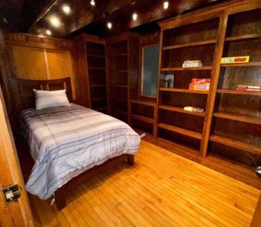 St. Joseph House | Penthouse w Boho Loft and Jacuzzi and Balcony 3 bdrm