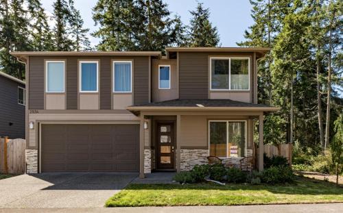 Oak Harbor House | Perch - Crestwood Getaway