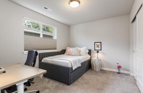 Oak Harbor House | Perch - Crestwood Getaway
