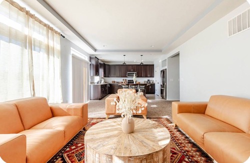 Gateway House | Perfect 4 bedroom house with large kitchen and living room located close to DIA