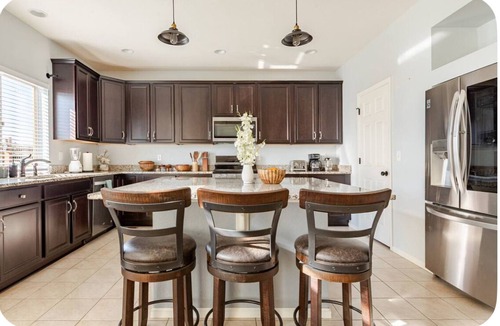 Gateway House | Perfect 4 bedroom house with large kitchen and living room located close to DIA
