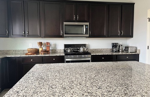 Gateway House | Perfect 4 bedroom house with large kitchen and living room located close to DIA