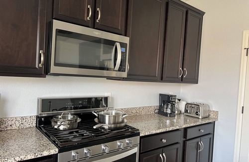 Gateway House | Perfect 4 bedroom house with large kitchen and living room located close to DIA