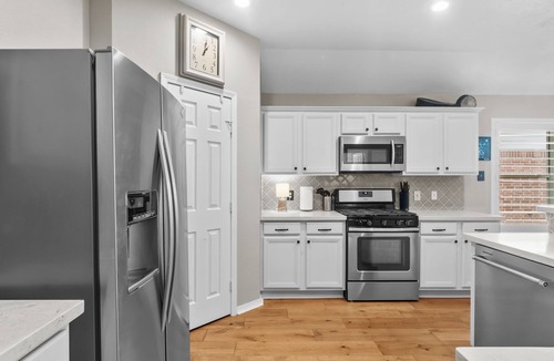 Tomball House | Perfect cottage - Refined Comfort Meets Pet-friendly Backyard Serenity