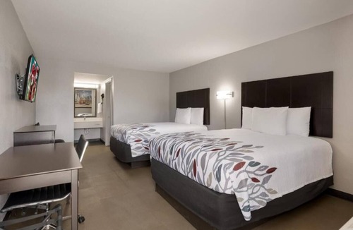 Alexandria Hotel | Perfect for Small Groups! Free Parking On-site, One Pet Stays Free!