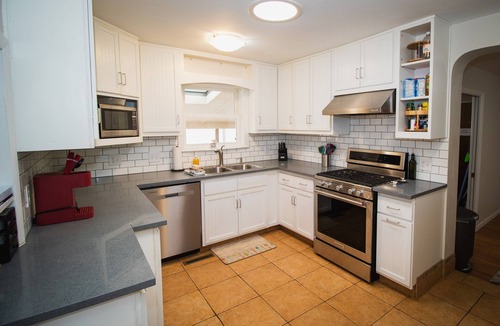 Windsor House | Perfect Home Base | Walk to Downtown | Sleeps 11!