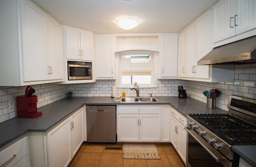 Windsor House | Perfect Home Base | Walk to Downtown | Sleeps 11!