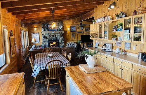 Donnelly Cabin | Perfect lakeside getaway, sandy beach-great for families and friends!