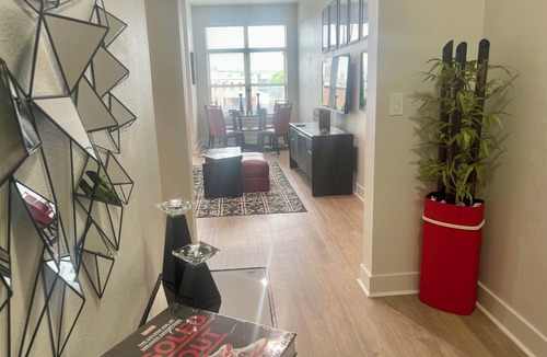 Deep Ellum Apartment | Perfect Location! Skyline View! Gym/Free Parking/Newly Renovated Pool