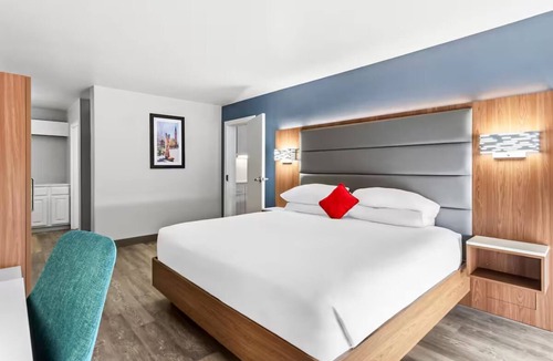 Cheyenne Hotel | Perfect Room for Leisure w/Deluxe King Mini Suite Close to Wyoming State Capitol