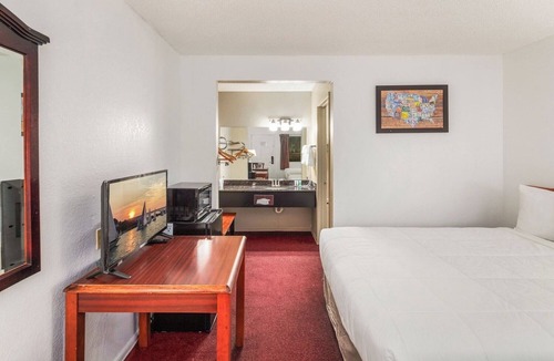 Renton Hotel | Perfect Stay for Families w/Nearby Parks and Attractions to Explore