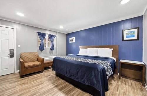 Cleburne Hotel | Perfect Vacation Stay: Relax in Stylish Room + Explore Local Cleburne Landmarks