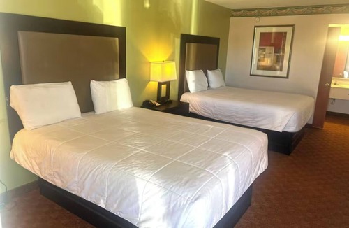 Whitesboro Hotel | Pet-Friendly 2 Queens Room Near Paige Davidson Studio - Great Location - 3 Rooms