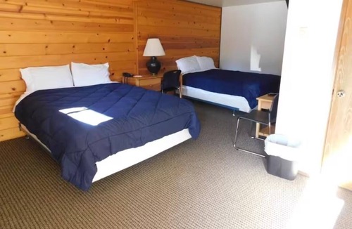 Packwood Hotel | Pet-Friendly 2 Queen Suite w/Kitchenette near Packwood Timberland Library!