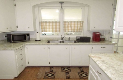Manhattan House | Pet-Friendly 2BR | Fenced Yard | Near K-State & Aggieville